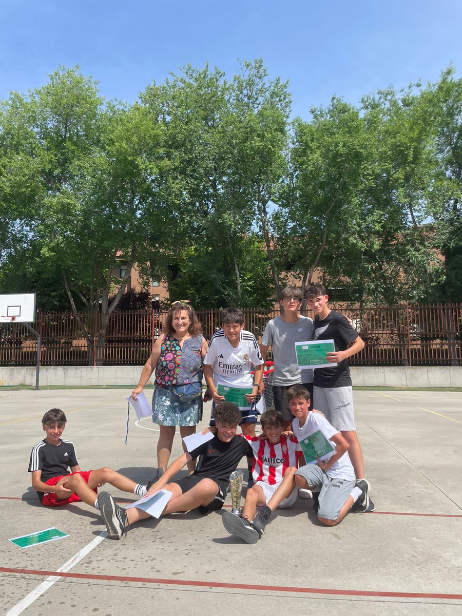 IesGerardoDiego's tweet image. Hoy entrega de trofeos ganadores de la liga de recreos: fútbol sala y tenis de mesa. Después, los ganadores han jugado contra una selección de profesores un partido de fútbol sala, muy competido y mucha animación en la grada!!!!