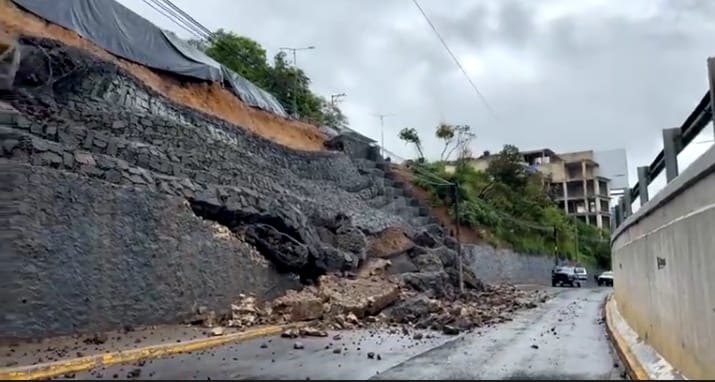 xalapacentro's tweet photo. 17/JUN/2025: El muro de Gaviones del Puente Macuiltepetl se deslavo durante las primeras lluvias de la mañana hoy.
El @AytoXalapa, con @ahuedricardo Ricardo Ahued Bardahuil al frente, destinó en 2024 un subsidio de $10MDP, sumado a un presupuesto previo de $22MDP, lo que hace un total de $32MDP para construir, rehabilitar o dar mantenimiento a muros de contención en diversos sectores, incluyendo el Blvd. Xalapa–Banderilla.
La pregunta obvia: ¿Quién se llevó esa lana? La lluvia o Ricardo con su socio y listo compadre en la Dirección de Obras Públicas que por lo visto, hace obras para mantener a la población contenta previo a elecciones.
¿C��mo estarán las obras, dinero enterrado bajo las calles que reconstruye @CMAS_Xalapa ? Si al rato aparecen socavones más grandes, ya se sabrá a qué familias reclamarles, mientras ellos acumulan y disfrutan lo robado.
Por algo, @CasaAhued vende menos al público, deja de ser prioritario para el hoy responsable de @SEGOBVeracruz, gana más como servidor público, haciendose el ausente que en sus tiendas.
@ORFIS_VER @ASF_Mexico @CGEVeracruz @FGRMexico @Claudiashein @rocionahle @OFIGOBVeracruz @GobiernoVer