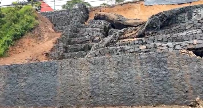 xalapacentro's tweet photo. 17/JUN/2025: El muro de Gaviones del Puente Macuiltepetl se deslavo durante las primeras lluvias de la mañana hoy.
El @AytoXalapa, con @ahuedricardo Ricardo Ahued Bardahuil al frente, destinó en 2024 un subsidio de $10MDP, sumado a un presupuesto previo de $22MDP, lo que hace un total de $32MDP para construir, rehabilitar o dar mantenimiento a muros de contención en diversos sectores, incluyendo el Blvd. Xalapa–Banderilla.
La pregunta obvia: ¿Quién se llevó esa lana? La lluvia o Ricardo con su socio y listo compadre en la Dirección de Obras Públicas que por lo visto, hace obras para mantener a la población contenta previo a elecciones.
¿C��mo estarán las obras, dinero enterrado bajo las calles que reconstruye @CMAS_Xalapa ? Si al rato aparecen socavones más grandes, ya se sabrá a qué familias reclamarles, mientras ellos acumulan y disfrutan lo robado.
Por algo, @CasaAhued vende menos al público, deja de ser prioritario para el hoy responsable de @SEGOBVeracruz, gana más como servidor público, haciendose el ausente que en sus tiendas.
@ORFIS_VER @ASF_Mexico @CGEVeracruz @FGRMexico @Claudiashein @rocionahle @OFIGOBVeracruz @GobiernoVer