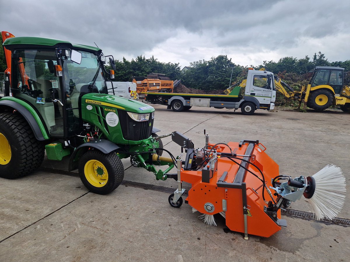 weldon_08's tweet image. Time to bring out the John Deere 4066R,  Front mounted Kersten sweeper and Rinieri flail hedge cutter to help keep the Limerick Green Way in tip-top condition.  @kerstenuk @Rinierisrl @JohnDeere