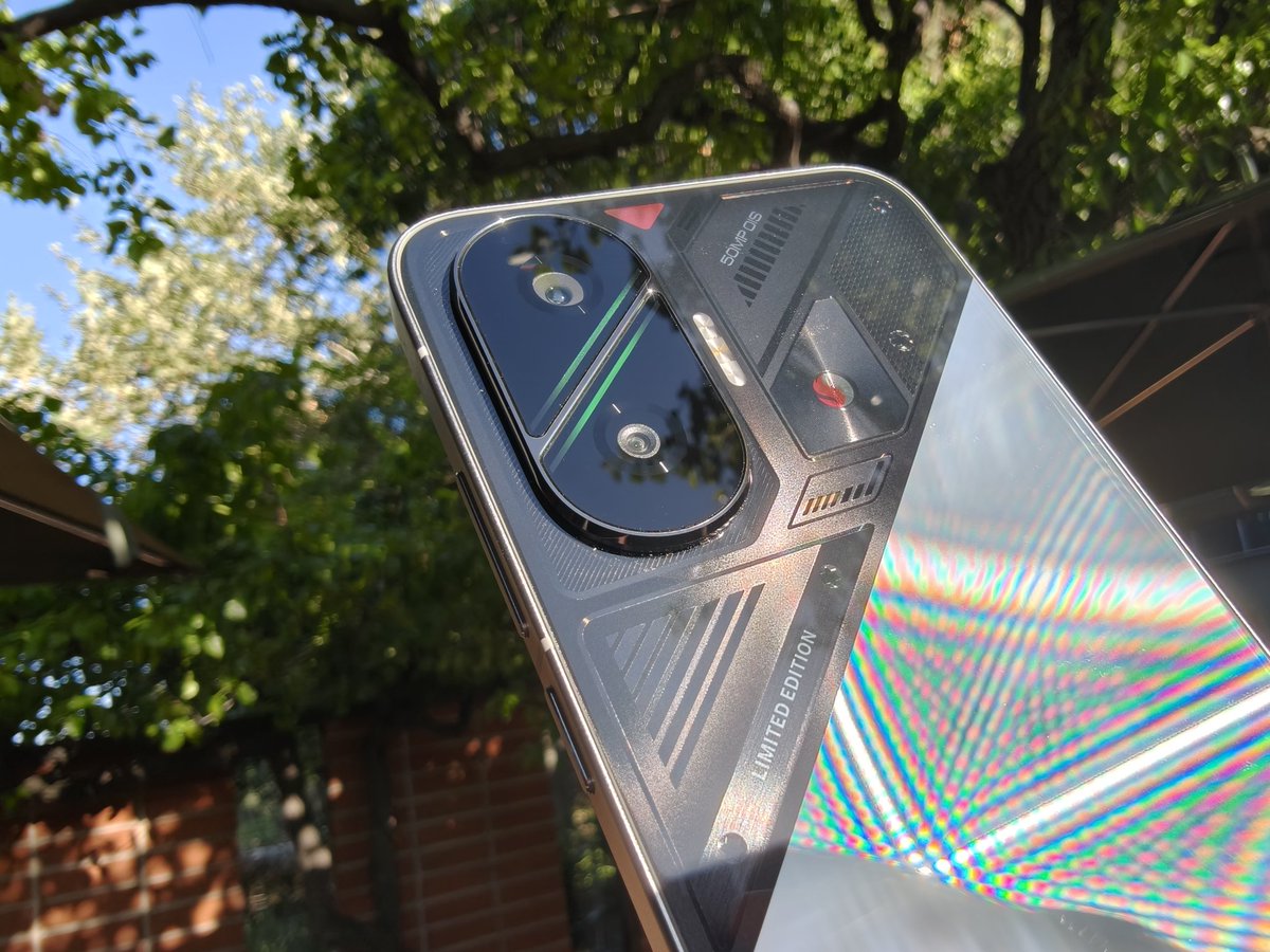 Man that <a href="/POCOGlobal/">POCO</a> #LimitedEdition Silver F7 looks 🔥🔥🔥

Full unboxing of all the colors here youtube.com/shorts/TcX0g8k…