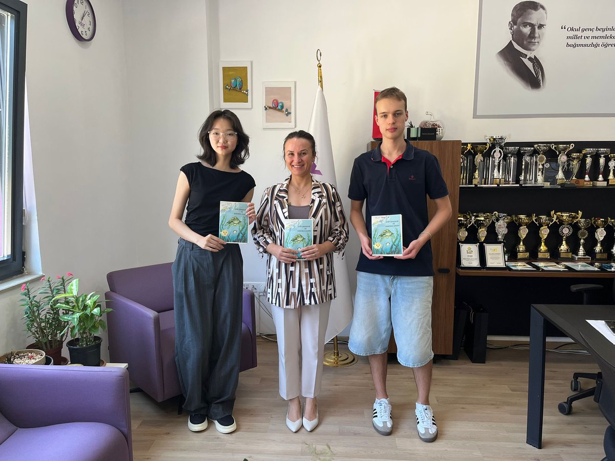 UĞUR’LU ÖĞRENCİLERİMİZDEN ÇEVREYE VE EDEBİYATA DUYARLI BİR ADIM
Çallı Uğur Anadolu Lisesi öğrencilerimiz Kim Jessica KONURBAEVA ve Vladislav DAVLETBAYEV yazdıkları "Çöp Savaşçısı ve Kabuklu Dostu" isimli çizgi romanlarını Kampüs Müdürümüze imzalayarak hediye ettiler. #UğurluOlmak