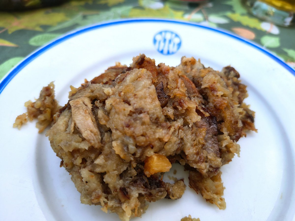 Siedzo z teściową Krystyną w ogrodzie i jedzo...kugel!!

Jest dobrze...
