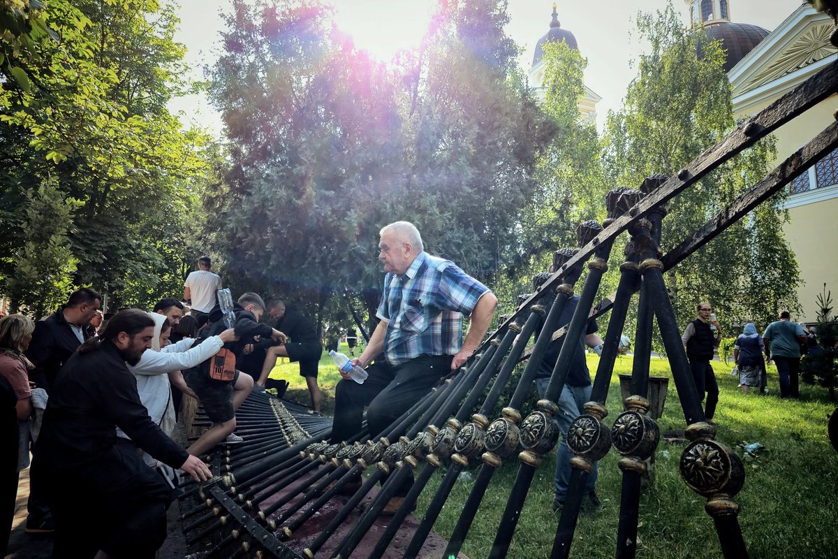 In Chernivtsi earlier today, followers of the Moscow Patirarchate stormed the Holy Spirit Cathedral in the city center after its first Ukrainian prayer service, claiming it had been "captured." 

📸 Maxym Kozmenko