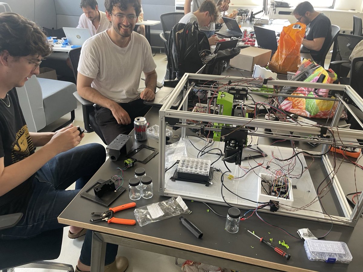 sotalikesfuture's tweet image. This past weekend, SoTA held the Embodied Intelligence Hackathon in London. We had dozens of teams competing for both our local prizes and @Huggingface's global @LeRobot challenges.
SoTA's champions were:
Overall prize (£1,000): Calum & James, for their low-cost lab…