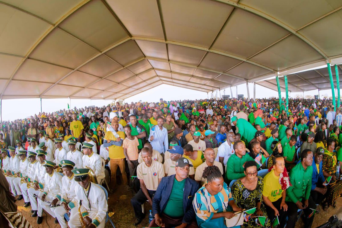 Sehemu ya Wananchi wa Itilima waliohudhuria mkutano wa hadhara wa Rais wa Jamhuri ya Muungano wa Tanzania, Mhe. Dkt. Samia Suluhu Hassan uliofanyika katika viwanja vya Stendi ya mabasi tarehe 17 Juni, 2025.
