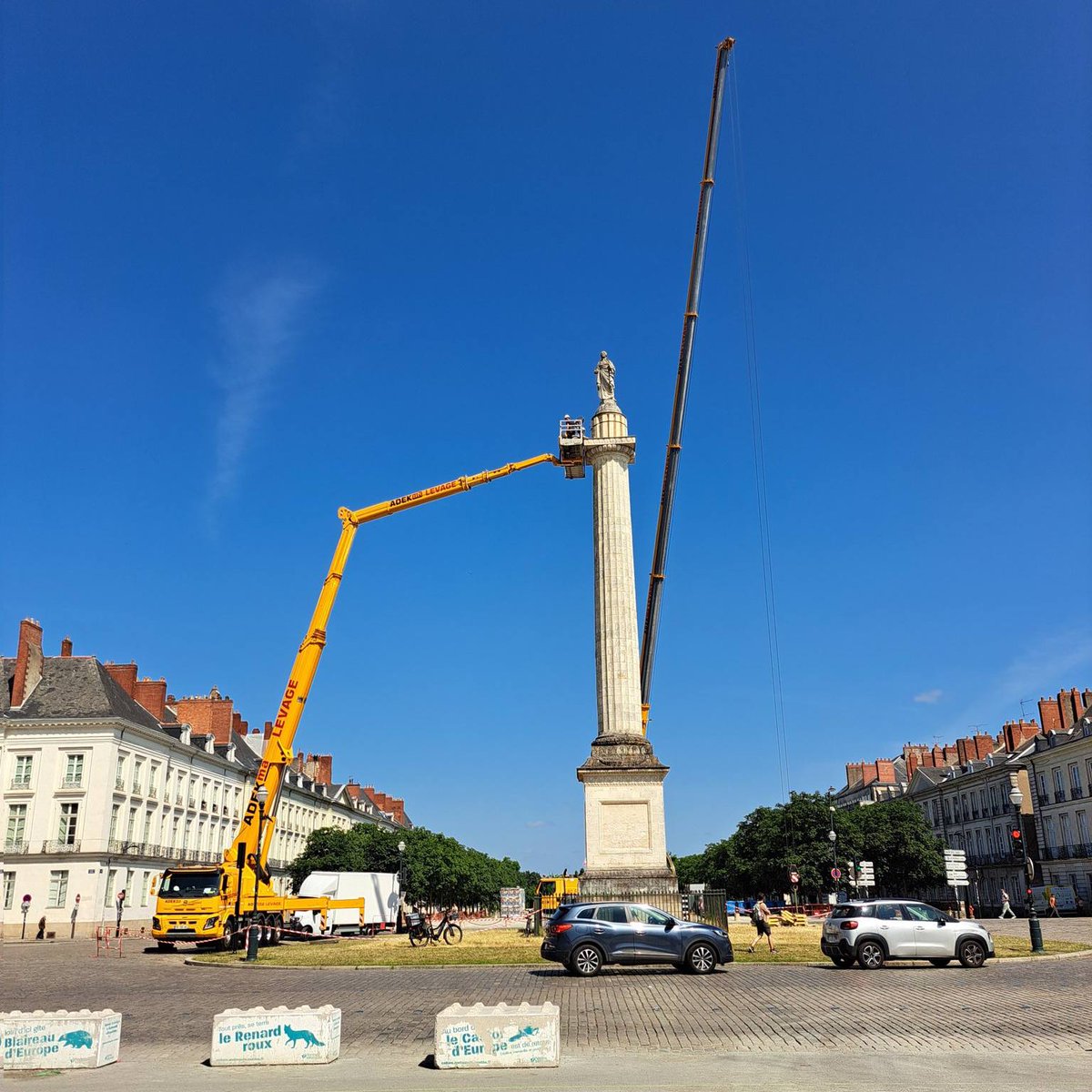 À la demande d'un gauchiste colombien qui veut "questionner les Français sur la place des symboles monarchiques", la statue de Louis XVI disparaît du centre-ville de Nantes au profit d'une œuvre d'art moderne: ces  crimes d'effacement de notre histoire sont immondes !