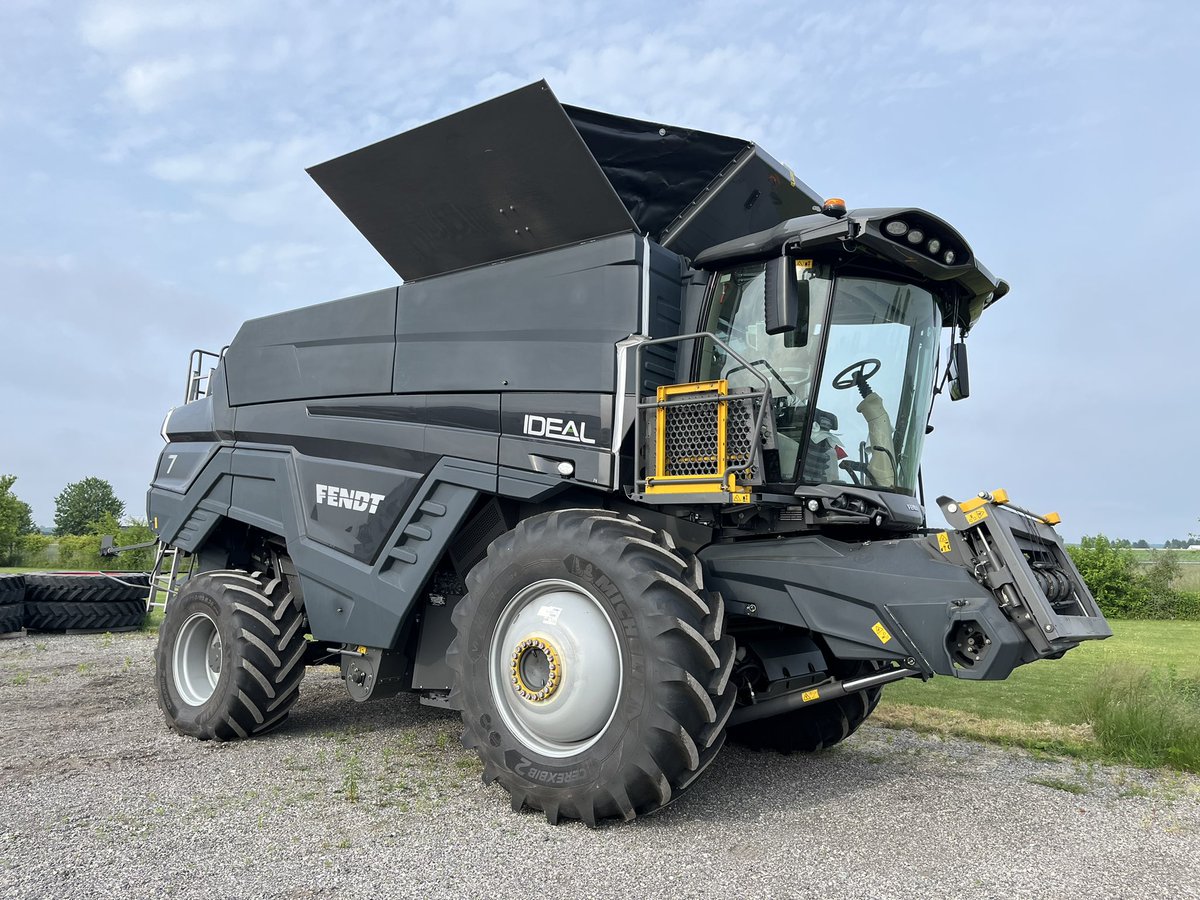 New <a href="/Fendt_NA/">Fendt_NA</a> Ideal 7 showed up this am at <a href="/AdvantageFarm/">Advantage Farm</a> just in time for wheat in 3-4 weeks.  If anyone is looking for a sweet upgrade before harvest, this might just fit!!  Have a 40ft <a href="/Geringhoff/">Geringhoff</a> razor available as well.  #harvest25