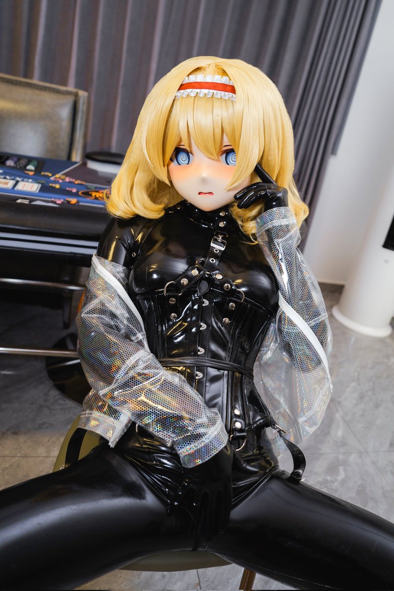 “在这里就开始做吗？虽然有点害羞///// 但是.....你喜欢就好❤️”
📷： @demondesu
#kigurumi #着ぐるみ #latex