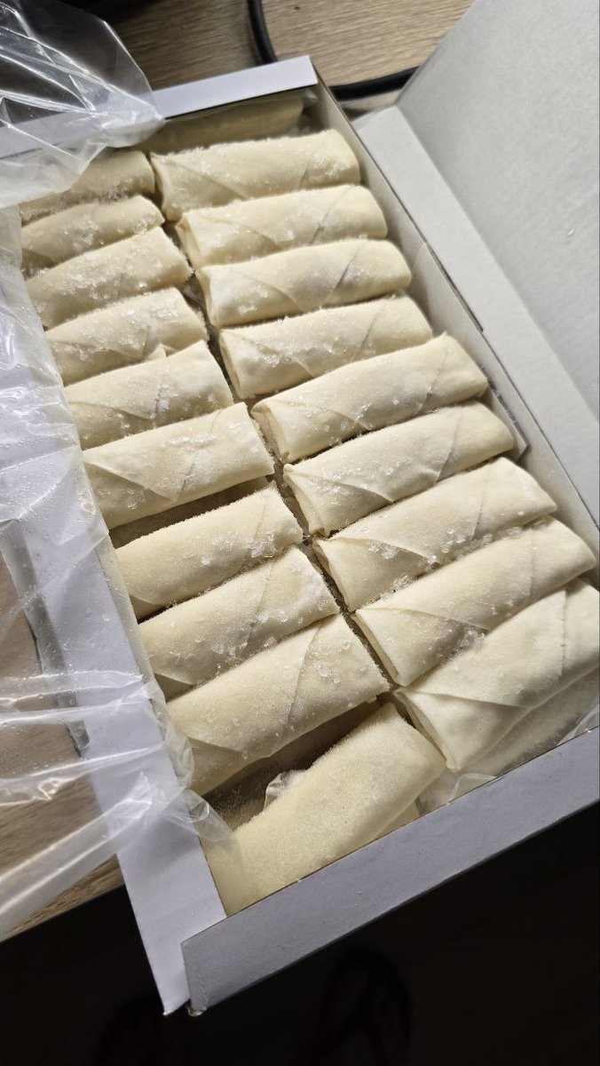 Aperitivo per festeggiare il 5° anniversario della craniotomia con questa droga + cucinando gli spring rolls presi all'asian market (tra le varie cose comprate menziono: pacco da 60 spring rolls surgelati a 4,20€ + 60 gyoza a 15€)