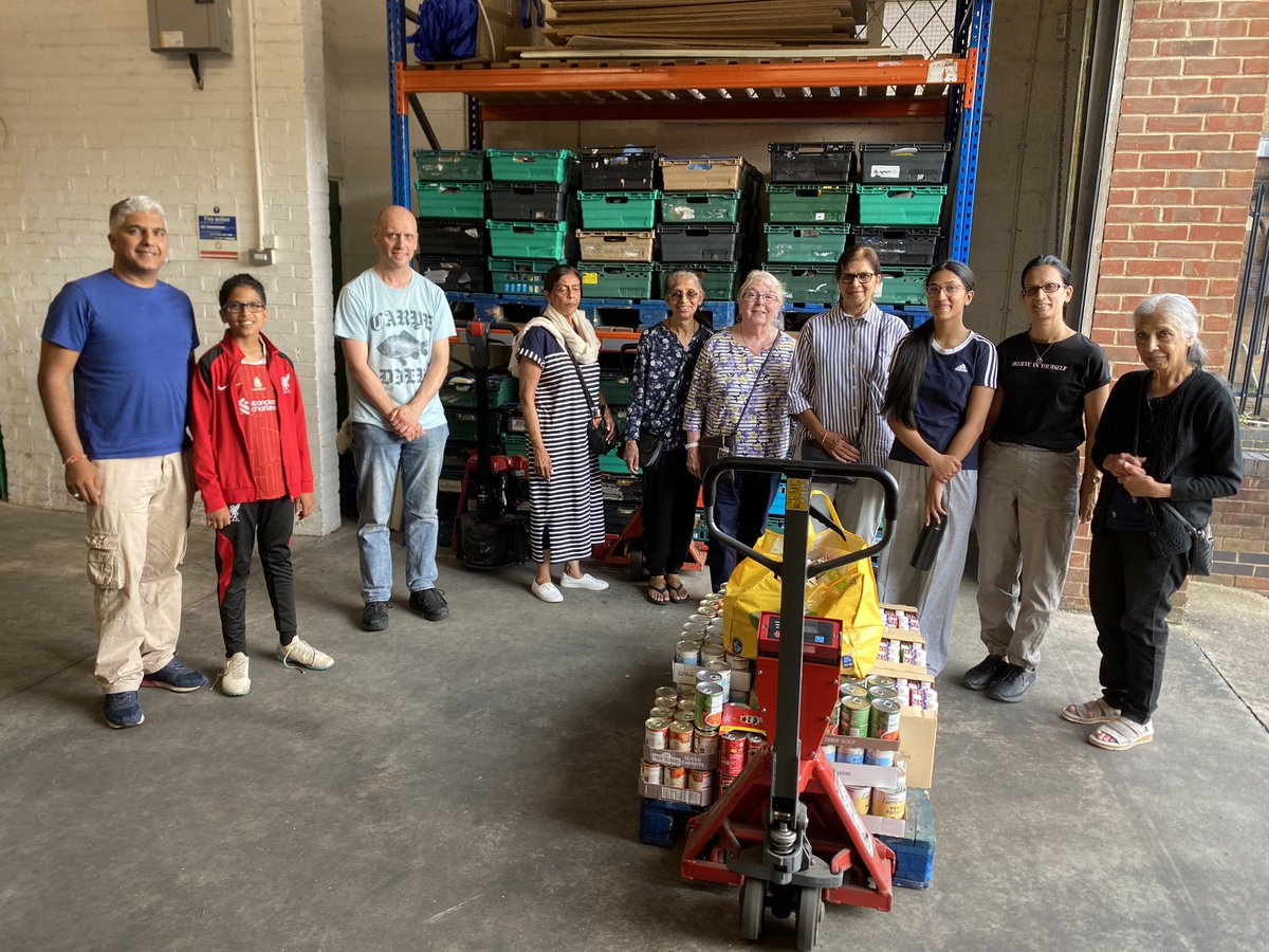 A very warm evening for our friends from Sathya Sai Centre uk Narborough road coming to pack and sort emergency parcels for the community. 227kg of donations a big thanks guys 😊