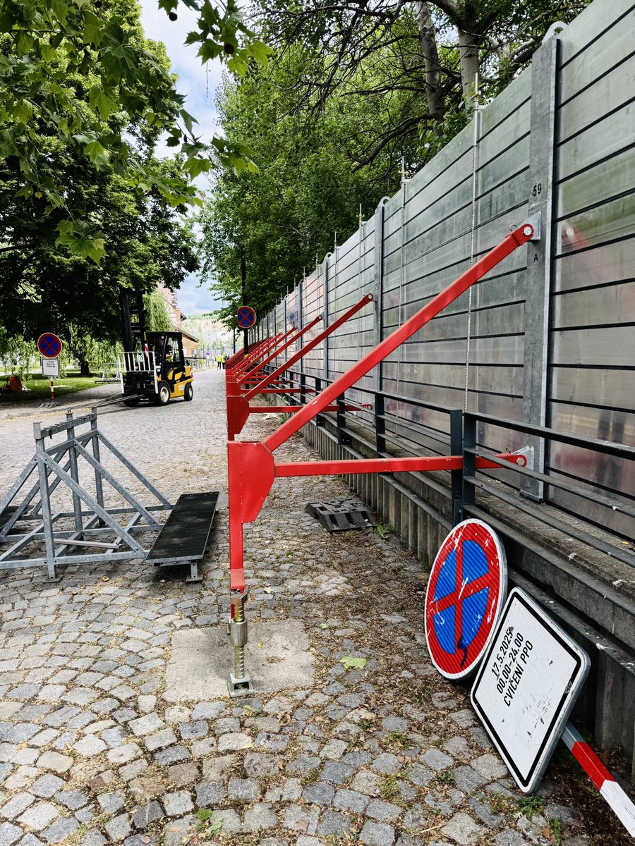 🌊 Praha zvyšuje ochranu před velkou vodou! Na Rašínově nábřeží vyroste 450 m mobilní hrazení za 24 mil. Kč, dalších 8 lokalit dostane hliníkové prvky za 60 mil.💪🛟 Jednotný, rychlý a spolehlivý systém napříč metropolí.