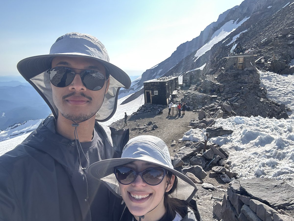 carsonalewis's tweet image. Mt. Rainier’s Camp Muir trail DONE!