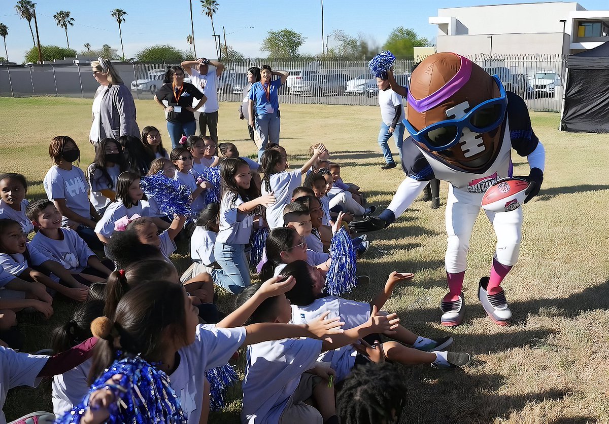 Happy National Mascot Day to our <a href="/AZSuperBowl/">AZSuperBowl</a> Buddy, Spike! 🏈😎