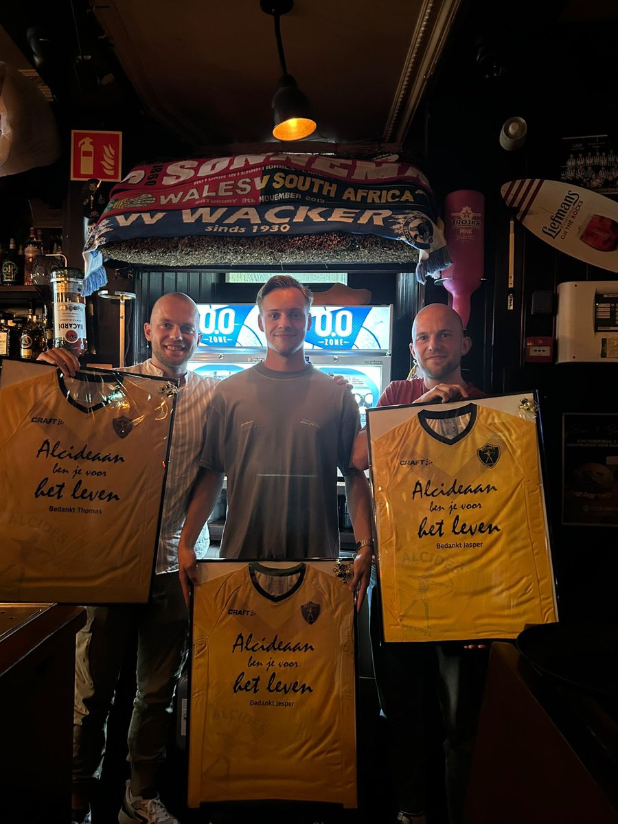 Alcides♔ (@alcides1907) on Twitter photo De selectie, B.C. De Boogschutter en andere genodigden kwamen samen om het seizoen af te sluiten. Via deze weg willen we nogmaals Erikjan van Eeks, Jasper Bos, Thomas Bos en Jesper de Jonge bedanken voor bewezen diensten. Nieuwe spelers en het nieuwe staflid: Welkom (terug) 💛🖤 De selectie, B.C. De Boogschutter en andere genodigden kwamen samen om het seizoen af te sluiten. Via deze weg willen we nogmaals Erikjan van Eeks, Jasper Bos, Thomas Bos en Jesper de Jonge bedanken voor bewezen diensten. Nieuwe spelers en het nieuwe staflid: Welkom (terug) 💛🖤
