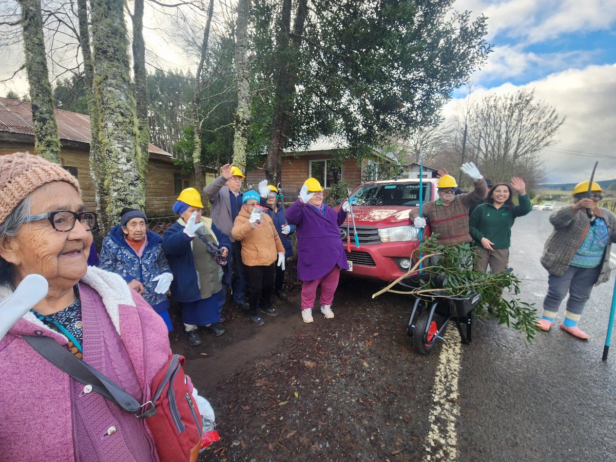 conaf_loslagos's tweet image. Con éxito se desarrolló una charla practica en terreno con la Agrupación de Adultos Mayores Kashillahue de San Juan de la Costa de prevención de incendios forestales,con profesionales del Equipo de prevención de incendios de Conaf provincia de Osorno @conaf_minagri