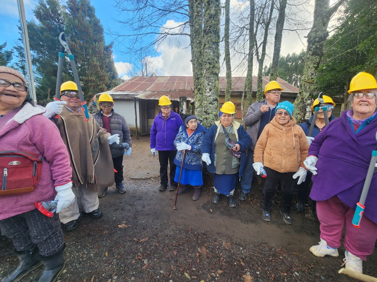 conaf_loslagos's tweet image. Con éxito se desarrolló una charla practica en terreno con la Agrupación de Adultos Mayores Kashillahue de San Juan de la Costa de prevención de incendios forestales,con profesionales del Equipo de prevención de incendios de Conaf provincia de Osorno @conaf_minagri