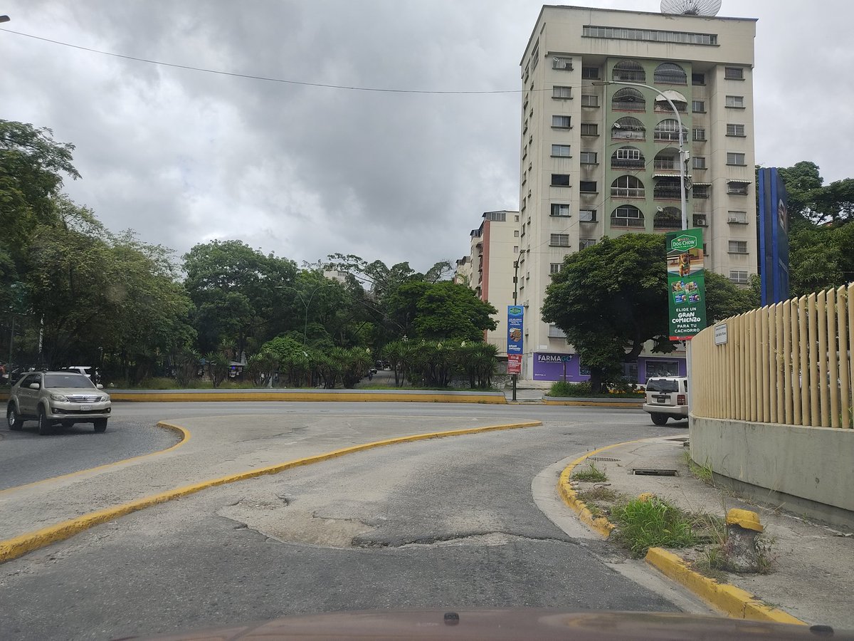 #SosMacaracuay en toda la entrada empalmando desde Av. Rio de Janeiro hacia la ppal. De Macaracuay de nuevo comienza la tragedia, parte del pavimento hundido creando malestar en dueños de vehículos y retrasando el tráfico
Alcaldía de Sucre, soluciones por favor.
<a href="/Asoc_El_Llanito/">Asociación de Vecinos El Llanito</a>