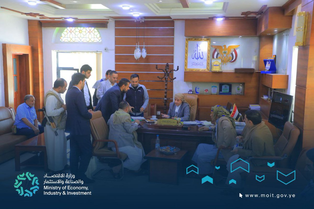 وزير الاقتصاد والصناعة والاستثمار المهندس معين المحاقري ، المواطنين والتجار ورواد الاعمال والاسر المنتجة ومدراء وممثلي المؤسسات والشركات خلال اليوم المفتوح .
كما التقى موظفي الوزارة عقب إجازة عيد الأضحى المبارك وتبادل معهم التهاني بالعيد
moit.gov.ye/ar/wzyr-alaqts…