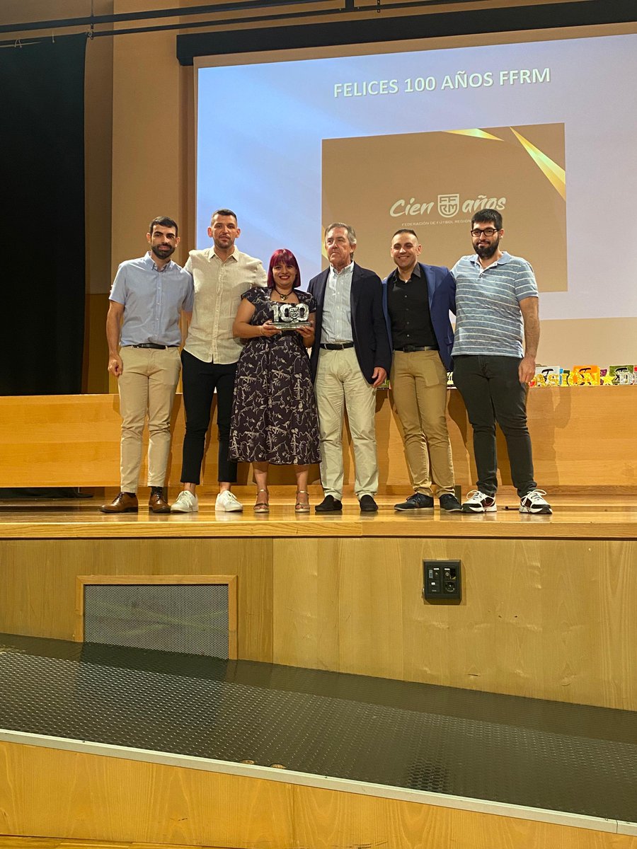 Tras la proyección de un vídeo que ha repasado los 100 años de historia de la <a href="/ffrm_es/">FFRM</a>, su presidente, José Miguel Monje Carrillo, recoge un premio que simboliza todo lo que su institución ha hecho por el fútbol regional y por nuestra web.

¡Felicidades e infinitas gracias!
