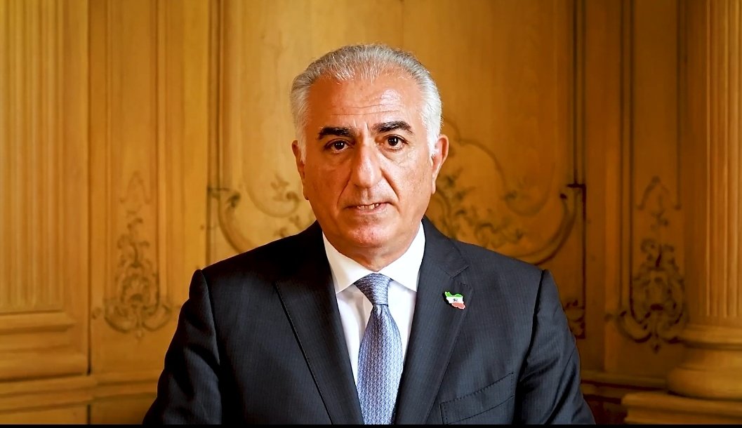Al_Pa_Vi's tweet image. آب زنید راه را، هین که نگار میرسد
مژده دهید باغ را، بوی بهار میرسد
راه دهید یار را، آن مه دَه چهار را
کز رخ نوربخش او، نور نثار میرسد
#KingRezaPahlavi