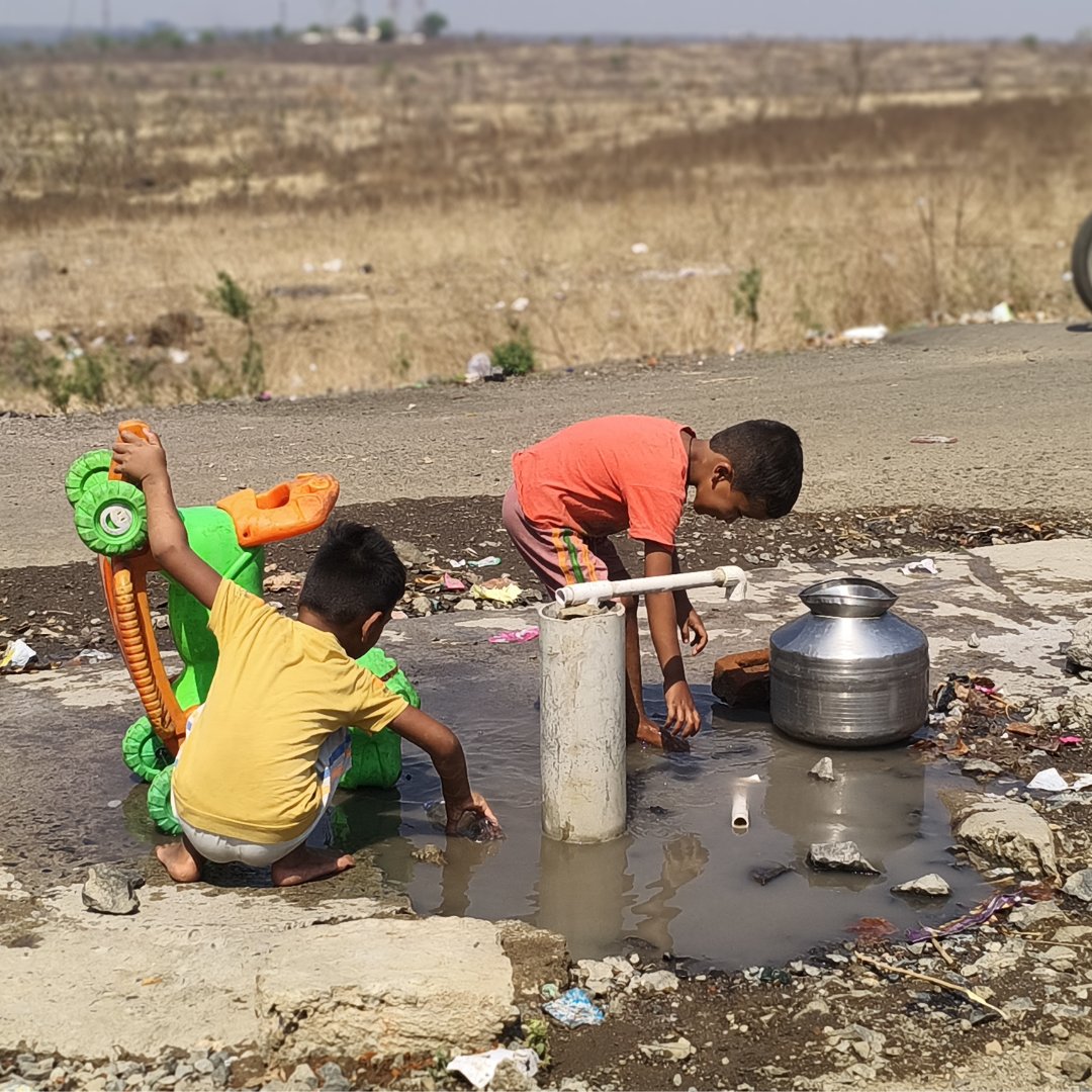 El agua limpia es el punto de partida para comunidades prósperas. Significa menos enfermedades, más niños en la escuela y mujeres que ya no tienen que caminar kilómetros para encontrar una fuente segura. Cuando acercamos el agua, también acercamos las oportunidades.