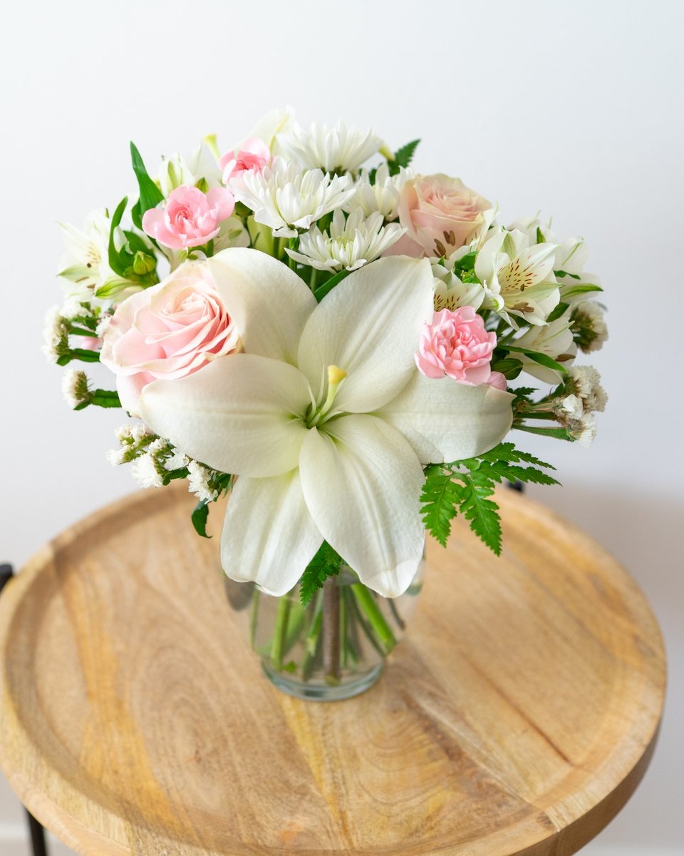 FlowersSend's tweet image. Some days just feel better when there's something fresh on the table. Bring the outside in with a bright bouquet 😊

#FreshStart #HomeVibes #DailyJoy #SendFlowers