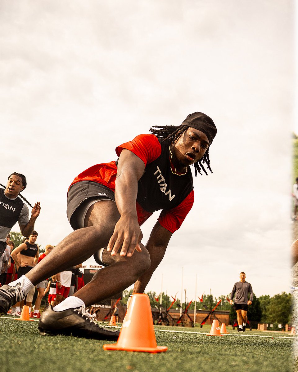 GWUFootball's tweet image. ๐๐ง๐ ๐๐ญ๐๐ฉ ๐๐ฅ๐จ๐ฌ๐๐ซ
#EDGE | #SkoDawgs