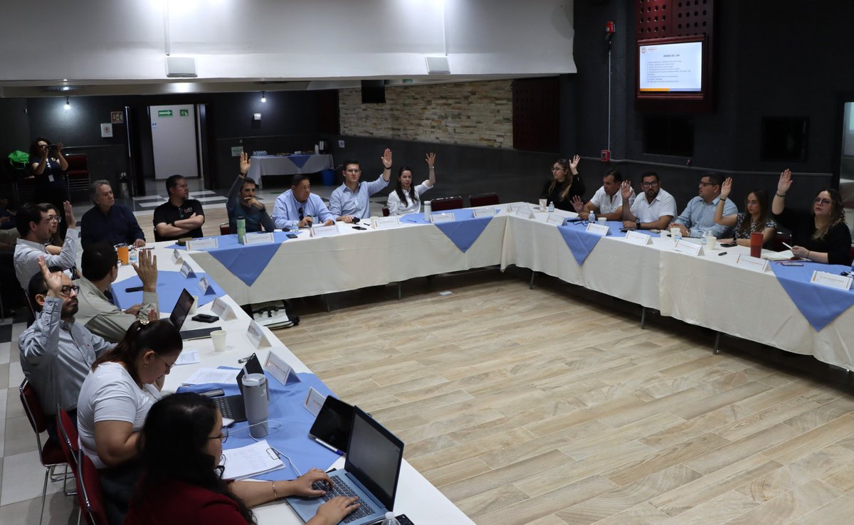 AdrianCamouL's tweet photo. 👷‍♂️ 👷 Este día, encabecé la sesión ordinaria del Consejo Consultivo del Instituto Municipal de Planeación Urbana, Movilidad y del Espacio Público. https://t.co/9RNrGr8ps3