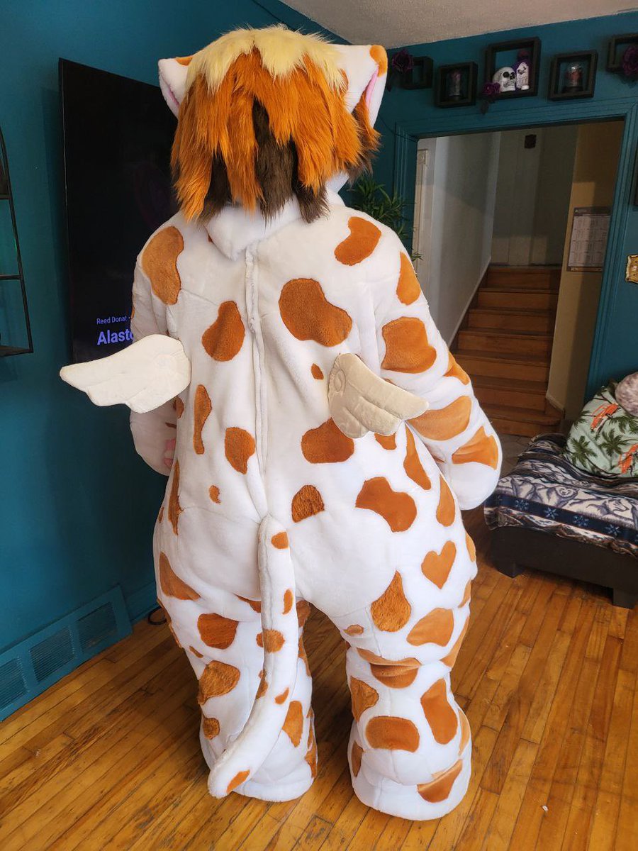 crinkle_butt's tweet image. looking to rehome my @plush_army suit, you will not get character rights (you need to change the name, everything else can be kept as is) 
looking at offers around 3.5k (paid over 5k) the suit is basically brand new. worn twice. fits most sizes as stuffing can be taken in/out