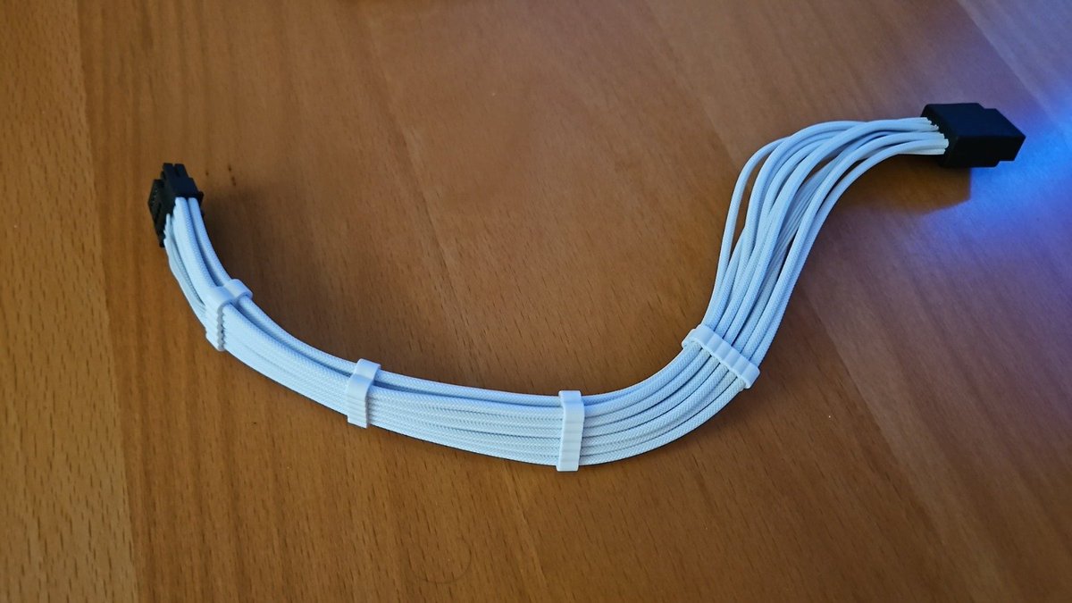 If you ever experience BSODs (Blue Screens), poor performance or graphical artifacts, keep in mind that it could be caused by cable extensions, adapters or faulty cables in general.

I recently had issues with my GPU and removing this cable (the new 16 pin) fixed it for me.