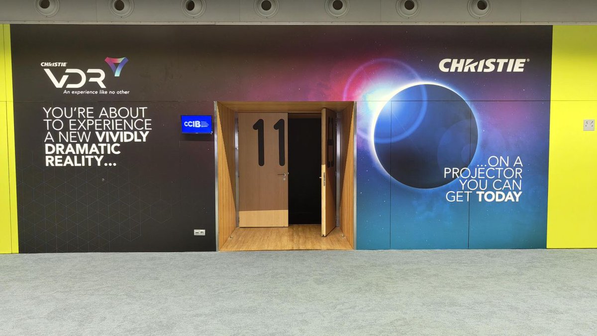SalaAbiertaES's tweet photo. Empecemos por @ChristieCinema, uno de los líderes mundiales en proyección digital para cine y tecnologías de audio. 🏅

Presentan los proyectores láser RGB de alta eficiencia (modelos CP2415, CP4435 y CP2406-RBe) pero la joya de este año es su tecnología de Rango Dinámico Variable (VDR). 

Sí, es el HDR de la propia Christie, pero a diferencia del HDR de Barco, que requiere hardware específico, el VDR funciona por software siempre que el proyector láser pertenezca a la serie CineLife+.

Además sigue fardando de Cinergy, una plataforma en la nube para supervisión y gestión remota de equipos Christie y de terceros.

Sala de reuniones 118 y 134. 📌