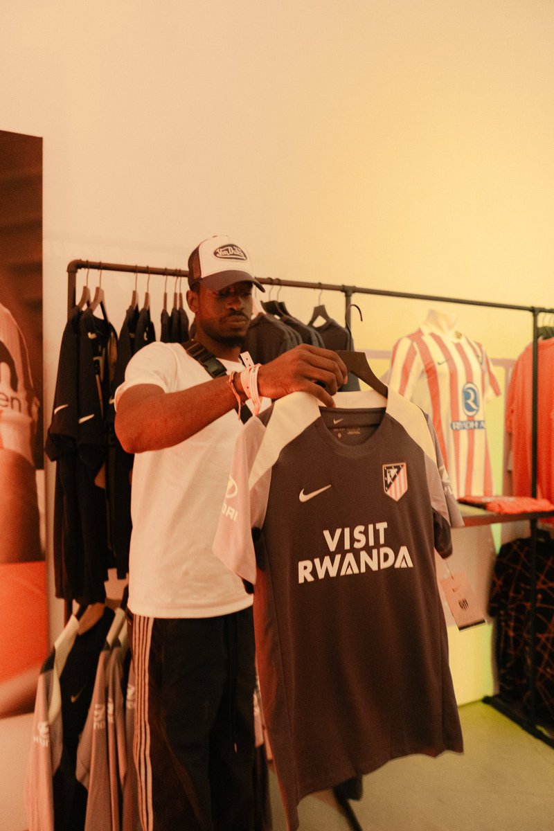 🇷🇼 “VisitRwanda” 

à la Casa Atleti !

Le CEO de <a href="/RDBrwanda/">Rwanda Development Board</a> <a href="/afrika_jean/">Jean-Guy K. Afrika</a> a visité l'espace d'activation de <a href="/visitrwanda_now/">Visit Rwanda</a> à la #CasaAtleti de <a href="/atletienglish/">Atlético de Madrid</a> sur N. Brea Avenue à Los Angeles où les clients peuvent découvrir le Rwanda grâce à une expérience de réalité virtuelle