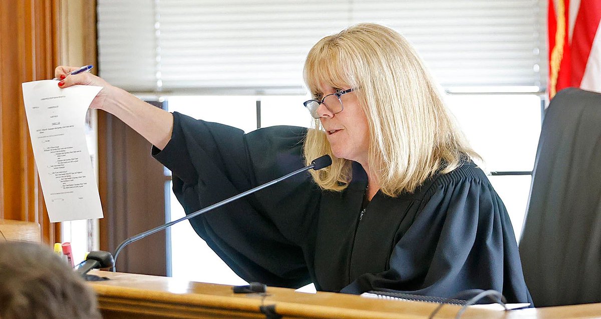PeopleInCourt's tweet photo. #JudgeBev has her entire ass on the scales of justice and she’s not even trying to hide it. Public trust is dead in #Massachusetts #KarenRead is #NotGuilty https://t.co/ksFXexS3U5