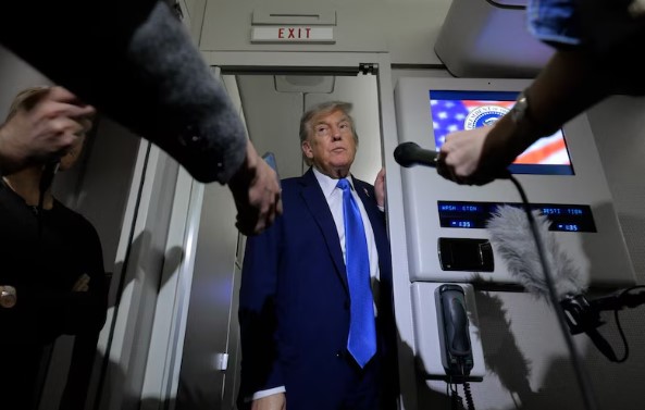 Donald Trump dijo que sabe dónde se esconde Alí Khamenei: “Es un objetivo fácil, pero no vamos a eliminarlo por ahora” goo.su/zsJ0Qta #NM935