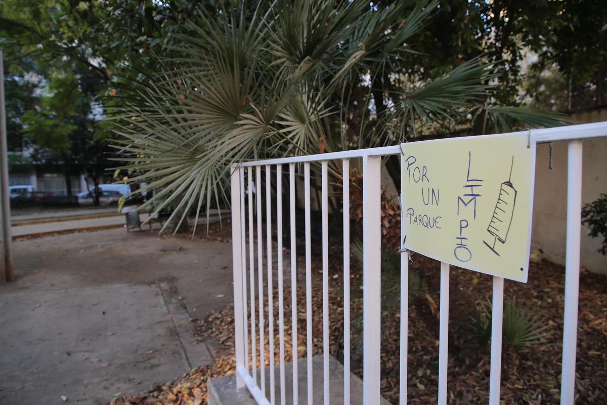 Parqué Can Simonet 
Jeringuillas y alcohol, se meten entre matorrales..por mucho que limpien es un peligro 
<a href="/ajuntpalma/">Ajuntament de Palma</a> <a href="/JaimeMartinez/">Jaime Martínez Llabrés</a> 
<a href="/policiadepalma/">Policia de Palma</a> <a href="/EMAYA_Palma/">EMAYA</a> 
Y limpiar lo hacen