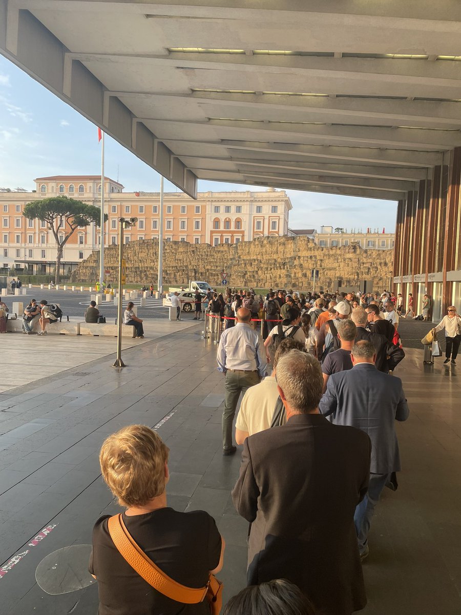 Nientediperson2's tweet photo. E dopo ritardo di 100 minuti con #Frecciarossa non ci sta bene anche un’altra oretta ad aspettare un taxi? A #roma la situazione questa è, da 10 minuti nessuna auto e la coda sta arrivando a via giolitti. Ma il ministro @matteosalvinimi ha tutto sotto controllo, avanti così https://t.co/Rz1YQzY0sP