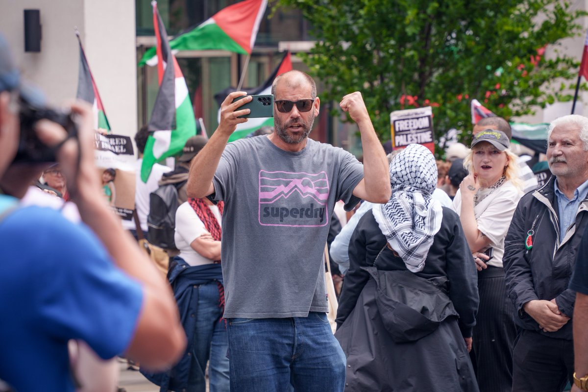 Nick_Baker777's tweet image. The women love @VeitchAeternis 😅
Respect to his bodyguard for the day (sorry, forgot his name). The man was on point at all times.
#Manchester #Protest