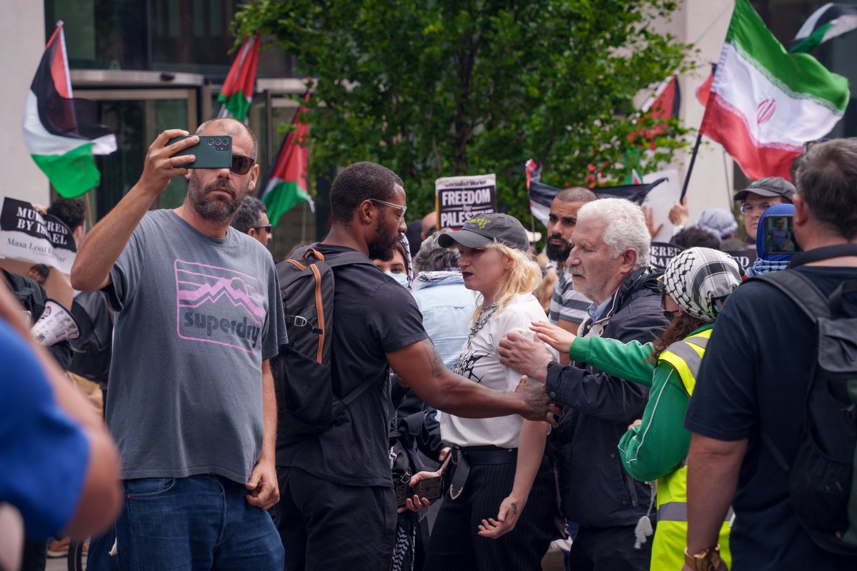 Nick_Baker777's tweet image. The women love @VeitchAeternis 😅
Respect to his bodyguard for the day (sorry, forgot his name). The man was on point at all times.
#Manchester #Protest