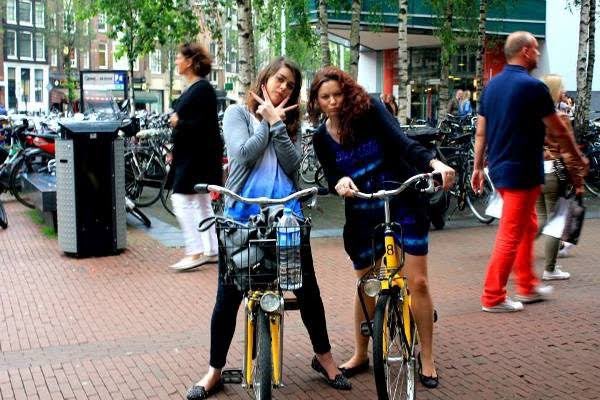 París fue una vez conocida por acelerar el tráfico y su técnica de estacionamiento abarrotado🚙🚙, pero ahora es la ciudad más segura para que los niños se transporten en bicicleta, de acuerdo con este ranking de ciudades👦🚲🫶. theguardian.com/news/2025/may/…