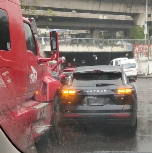 MolinoNaucalpan's tweet photo. #Naucalpan 
#LasCalles 

CONDUCE CON PRECAUCIÓN ⚠️
🚔🚨🛑
Se reportó un choque en la Avwnida Luis Donaldo Colosio, con dirección a Los Cuartos. No Se reportan personas lesionadas.. https://t.co/zYsqErbpiS