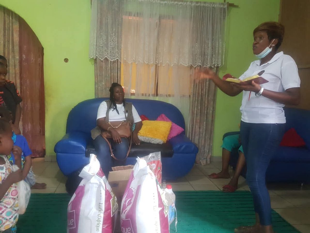 DialeMercySakwe's tweet photo. He who has a generous eye will be blessed,
For he gives of his bread to the poor (proverbs 22:9)

DICAF's love visit to young ones at the MARIANA MOJOKO FOUNDATION, Small Soppo Buea 

#showlovespreadlove
#psychosocialsupport
#changingthestatusquo
#dialecarefoundation https://t.co/1BJ1l8lx7h