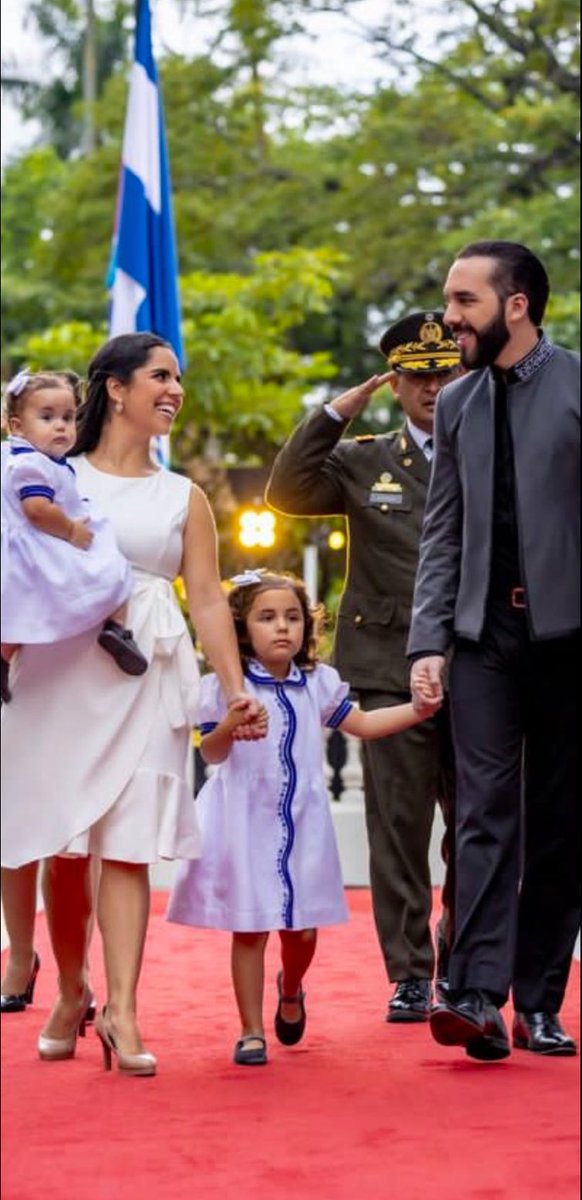 Walter Araujo y Toda la Verdad (@waraujo64) on Twitter photo ¡Feliz día del Padre Soldado del pueblo!
Gracias por todo <a href="/nayibbukele/">Nayib Bukele</a> ¡Padre de la Nueva Patria! ¡Feliz día del Padre Soldado del pueblo!
Gracias por todo <a href="/nayibbukele/">Nayib Bukele</a> ¡Padre de la Nueva Patria!