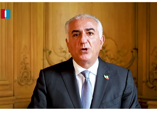 #رضا_پهلوی رسماً به مردم دستور داد تا به خیابان ها بیایند و رژیم چنج کنند , زمانی مهم است نکته ؛
۱_ رضا پهلوی میخواهد وزنه اجتماعی خود را بسنجد 
۲_این درخواست میتواند خود یک رفراندوم باشد . 
با تریبون و پول و ساپورت دولت های غربی عیار پهلوی در روزهای آینده معلوم میشود .