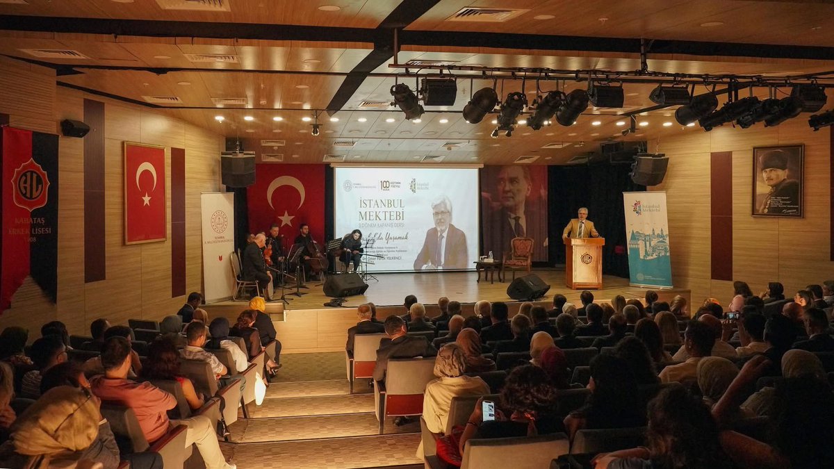 "İstanbul Mektebi 3. Dönem Kapanış Dersi" Bakan Yardımcımız Cumhurbaşkanlığı Eğitim ve Öğretim Politikaları Kurulu Üyesi Sayın Dr. Ömer Faruk Yelkenci'nin sunumları, Millî Eğitim Müdürümüz Murat Mücahit Yentür, eğitim yöneticileri ve öğretmenlerimizin katılımıyla gerçekleştirildi