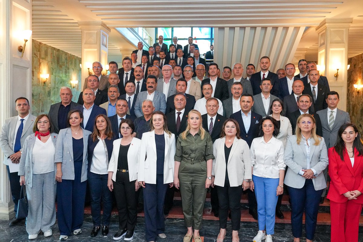 Genel Başkan Yardımcımız Gökhan Zeybek, İBB Başkanvekilimiz Nuri Aslan, İstanbul İl Başkanımız Özgür Çelik ve Türkiye’nin dört bir yanından Belediye Başkanlarımızla İstanbul Büyükşehir Belediyemizde toplantımızı gerçekleştirdik. 

Cumhurbaşkanı Adayımız Ekrem İmamoğlu’na ve