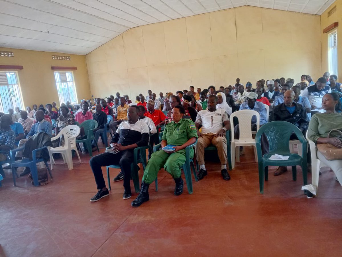 KIRAMURUZI SECTOR OFFICIAL (@kiramuruzio) on Twitter photo Mu murenge wa <a href="/KiramuruziO/">KIRAMURUZI SECTOR OFFICIAL</a> habereye igikorwa cyo kuganira n'inzego zatowe kuva ku mudugudu gahunda yo gukumira ibyaha hubakwa Umudugudu uzira icyaha.Ku insanganyamatsiko:βUmutekano,iterambere n'Imibereho myiza by'Umuturage biri mu bubasha bwacuβ. <a href="/RwandaLocalGov/">Ministry of Local Government | Rwanda</a>
<a href="/Rwandapolice/">Rwanda National Police</a> Mu murenge wa <a href="/KiramuruziO/">KIRAMURUZI SECTOR OFFICIAL</a> habereye igikorwa cyo kuganira n'inzego zatowe kuva ku mudugudu gahunda yo gukumira ibyaha hubakwa Umudugudu uzira icyaha.Ku insanganyamatsiko:βUmutekano,iterambere n'Imibereho myiza by'Umuturage biri mu bubasha bwacuβ. <a href="/RwandaLocalGov/">Ministry of Local Government | Rwanda</a>
<a href="/Rwandapolice/">Rwanda National Police</a>