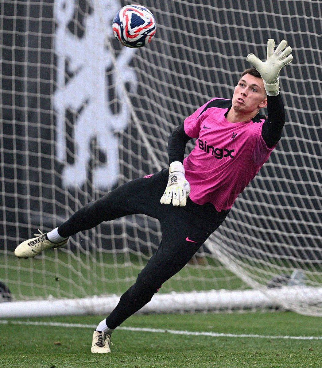 Demos la bienvenida al #TwoFiveSquad a Gabriel Slonina, portero americano del <a href="/ChelseaFC/">Chelsea FC</a>.

Muy felices de ver como crece el alcance de la marca. Tenemos portero en el <a href="/fifaworldcup_es/">Copa Mundial FIFA 🏆</a>. ¡¡¡Vamos a por más!!!