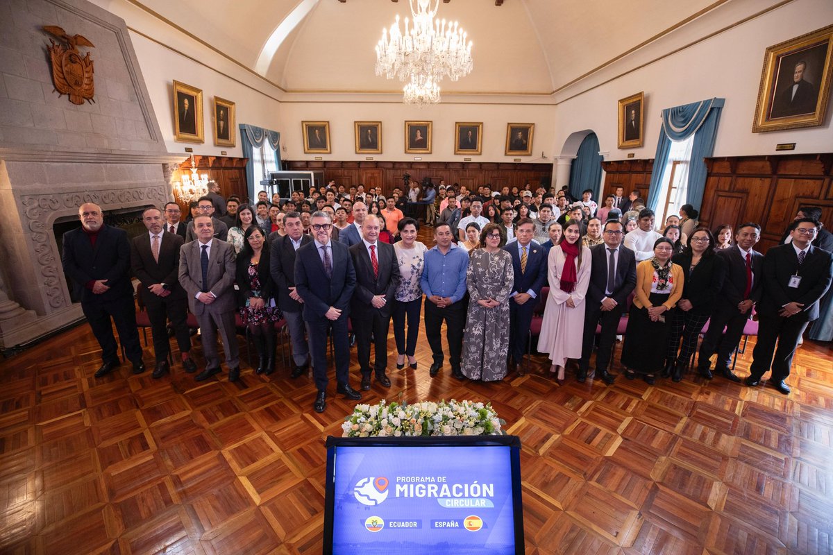 La Canciller reafirmó el compromiso del Gobierno Nacional para generar oportunidades laborales para los ecuatorianos, en particular para los jóvenes, y destacó que esta iniciativa representa una vía efectiva psra promover su desarrollo personal y profesional.