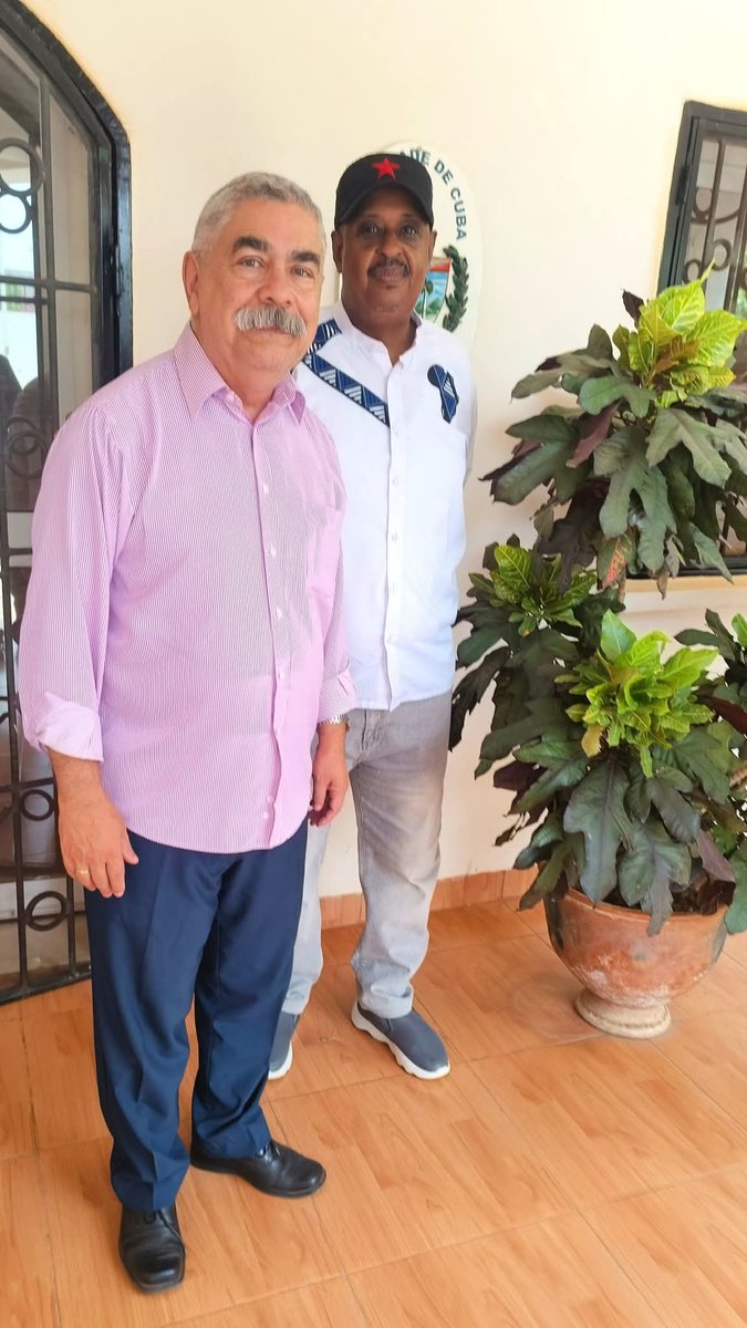 Ce lundi 16 juin 2025, j’ai eu l’honneur de me rendre à l’ambassade de Cuba à Niamey, où j’ai pu échanger de manière fraternelle et enrichissante avec Son Excellence José Julian Cala Sagué ,Ambassadeur de Cuba au Niger.

Un moment d’écoute, de partage et de convergence autour de